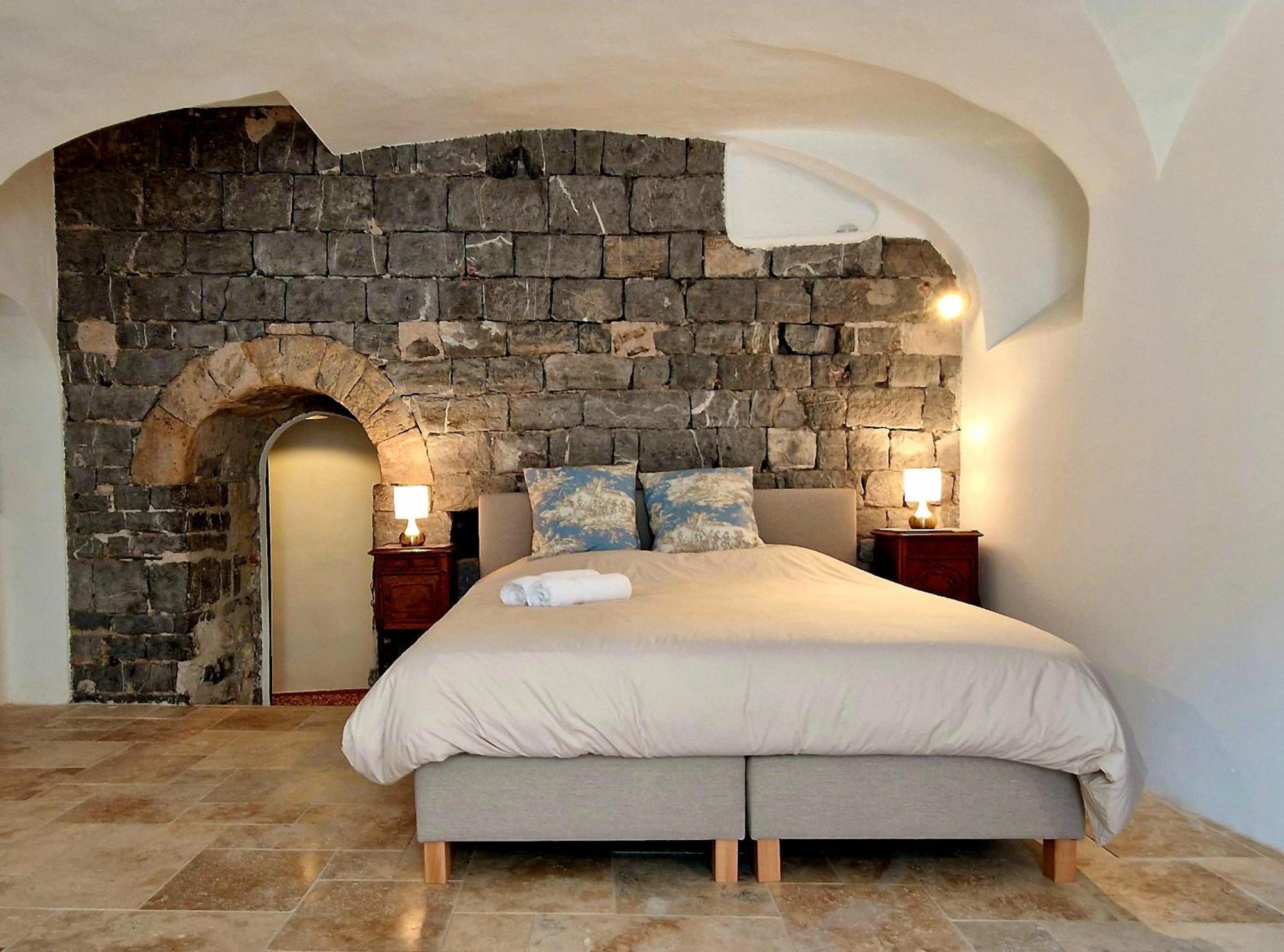 La Tour De Pezene Bed & Breakfast